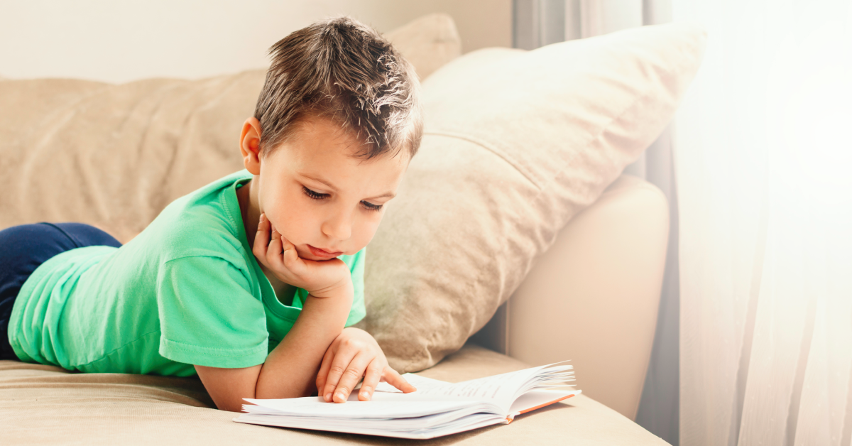 Criança com discalculia dislexia lendo um livro